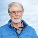 Miroslav své vedení nese s pokorou a důvěrou ve vnitřní moudrost každého člověka. Jeho hlas a slova nejsou výkladem pravdy – ale bránou do prostoru, kde můžeš pravdu najít sám.