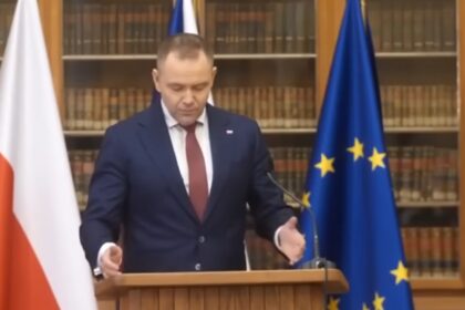 Polský prezident Nawrocki v Praze ostře kritizoval směřování EU a podpořil Trumpa. U Petra Pavla narazil, v Karolinu pak představil 5 bodů pro návrat suverenity národním státům a odmítl diktát Bruselu.